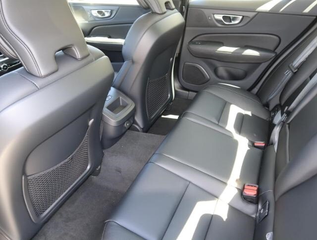 S60 Lowering the backrests in the rear seat