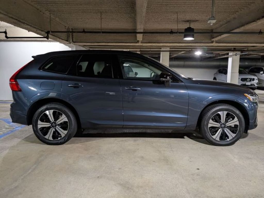 New 2025 Volvo XC60 plug-in hybrid T8 Core SUV