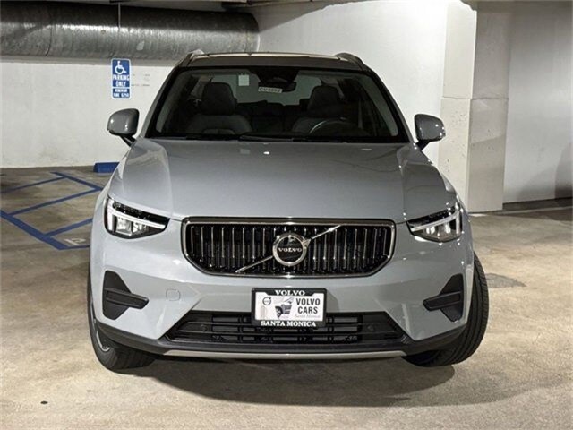2025 Volvo XC40 Core photo 2