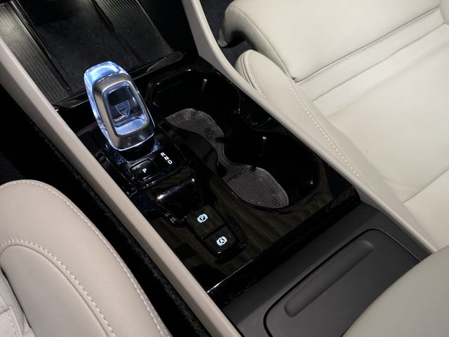 2026 Volvo XC40 Plus - Photo 24