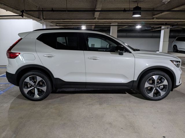 2026 Volvo XC40 Plus - Photo 2