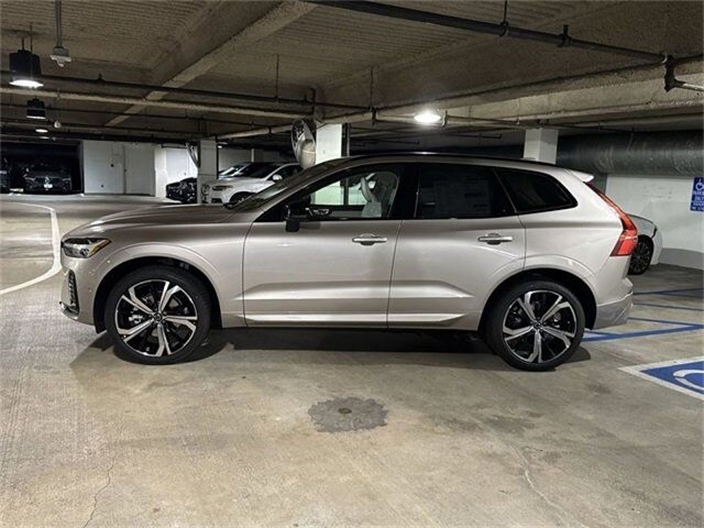 2025 Volvo XC60 B5 photo 2