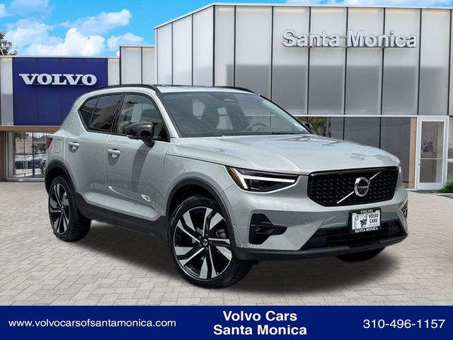 2024 Volvo XC40 B5 Plus Dark AWD's photo