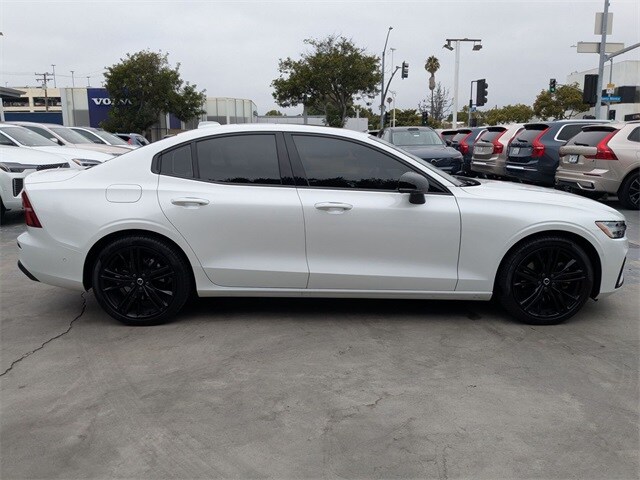 2024 Volvo S60 B5 Plus Black Edition photo 2