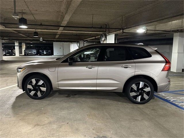 2025 Volvo XC60 T8 Plus photo 4