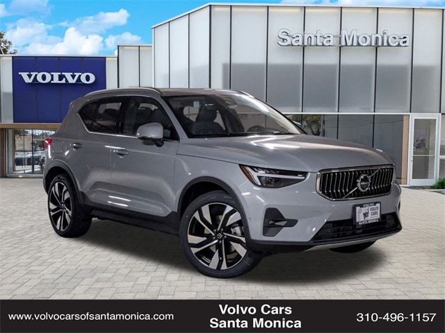 2025 Volvo XC40 SUV 