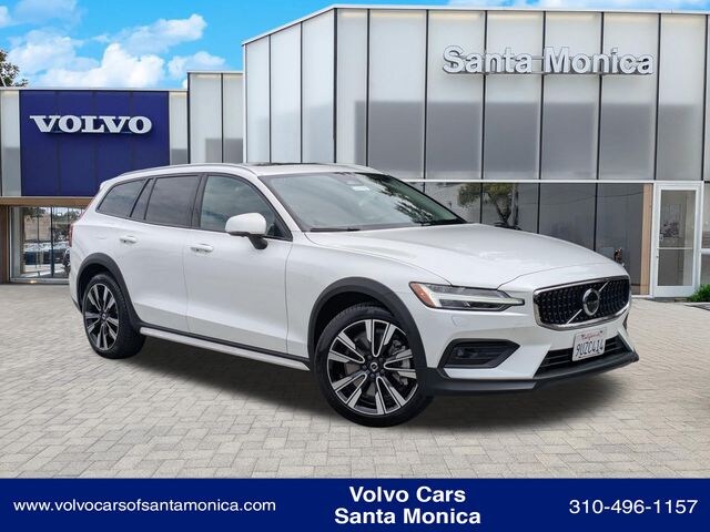 2025 Volvo V60 Cross Country B5 Ultra Wagon