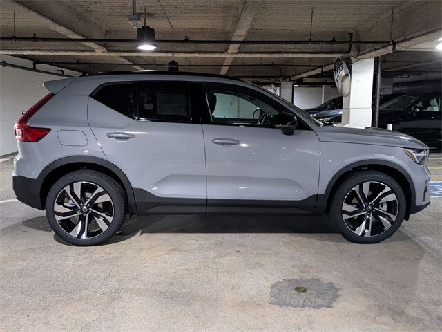 2025 Volvo XC40 photo 2