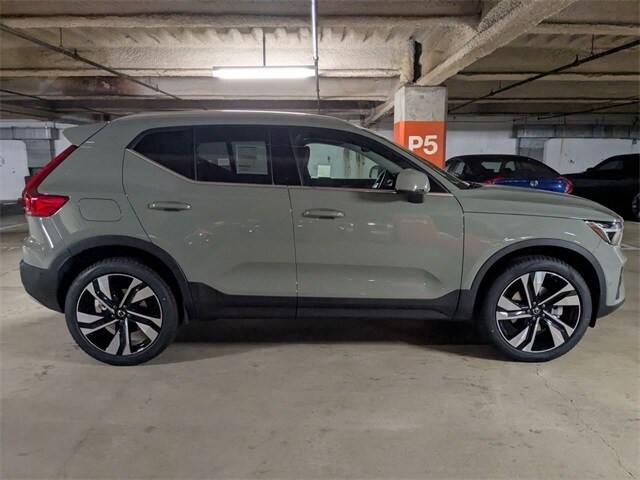 2025 Volvo XC40 photo 2