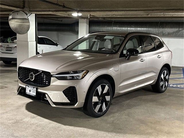 2025 Volvo XC60 T8 Plus photo 3