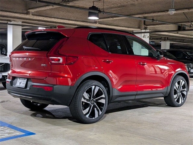 2025 Volvo XC40 photo 2