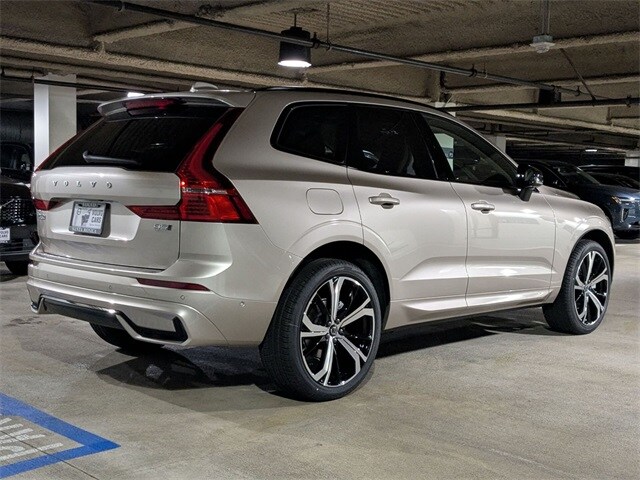 2025 Volvo XC60 B5 photo 3