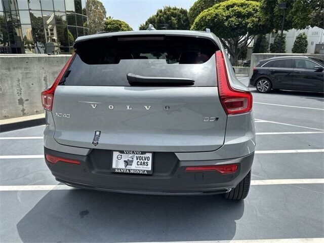2024 Volvo XC40 Plus photo 4