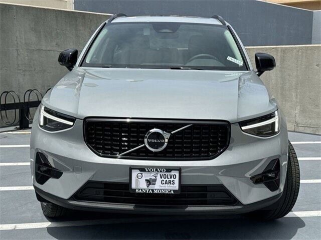 2024 Volvo XC40 Plus photo 2