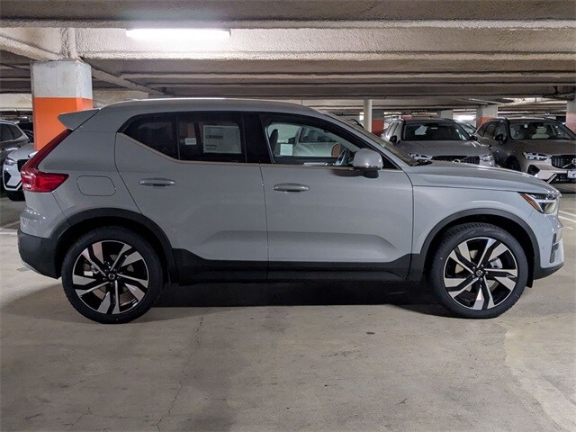 2025 Volvo XC40 photo 2