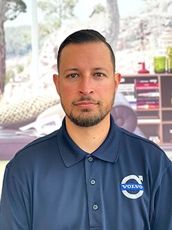 Staff member Omar Martinez from ID_be9007a68bb1