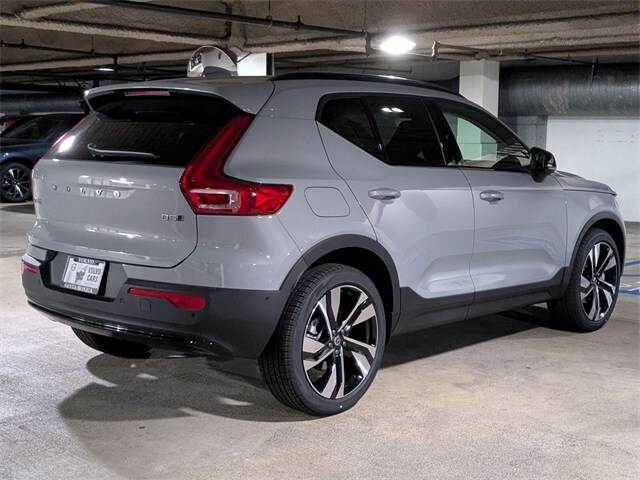 2025 Volvo XC40 photo 3