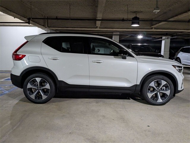 2026 Volvo XC40 Plus photo 2