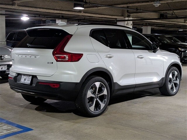 2026 Volvo XC40 Plus photo 3