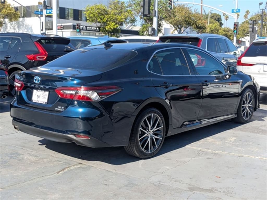 Used 2021 Toyota Camry Hybrid XLE Sedan