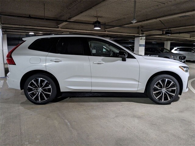 2025 Volvo XC60 B5 photo 2