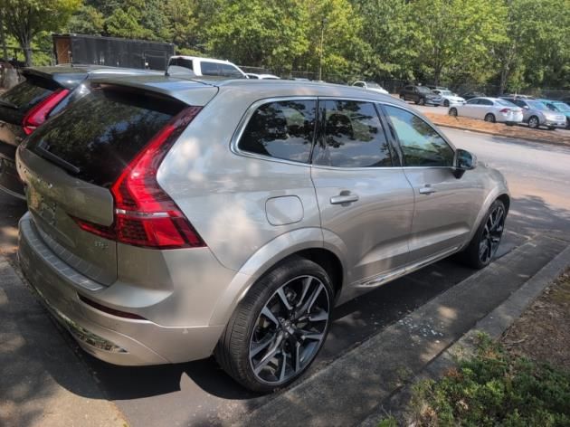 2023 Volvo XC60 B5 Ultimate photo 2