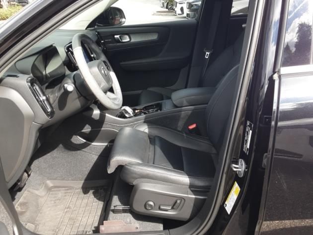 2024 Volvo XC40 Plus photo 2