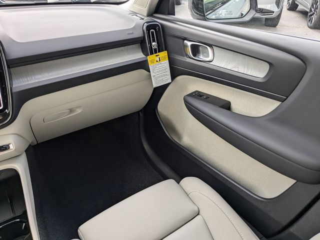 2025 Volvo XC40 Plus - Photo 21
