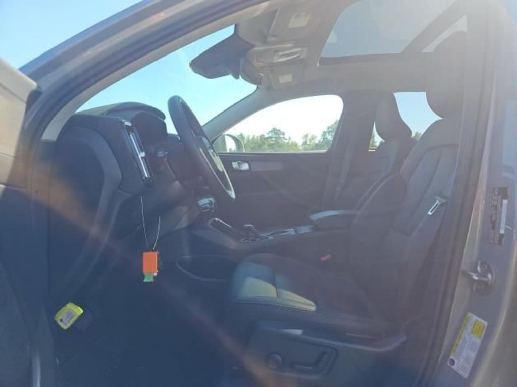 Certified 2025 Volvo XC40 B5 Core SUV