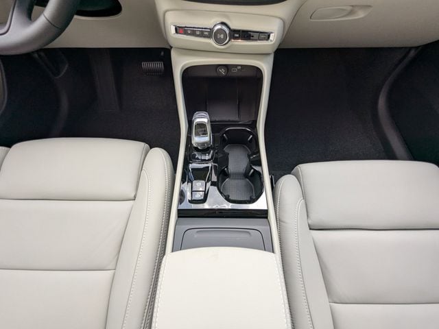 2025 Volvo XC40 Plus - Photo 23