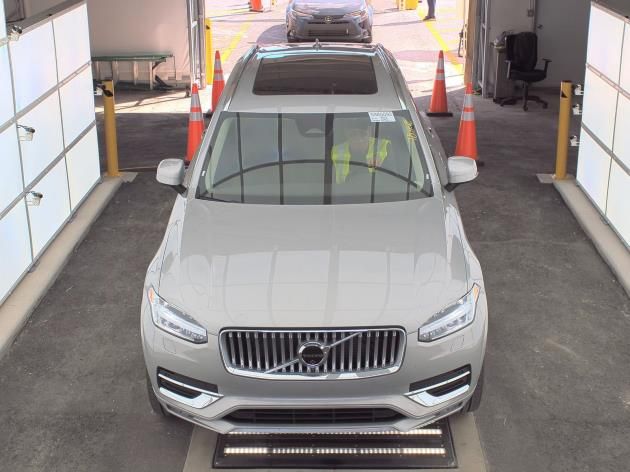 2024 Volvo XC90 B5 Plus photo 2