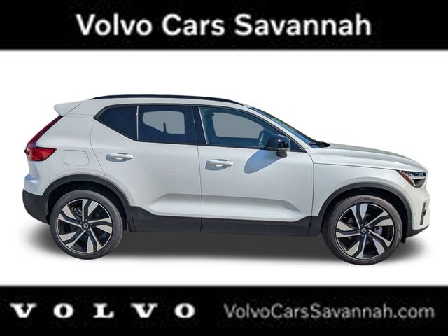 2026 Volvo XC40 photo 2
