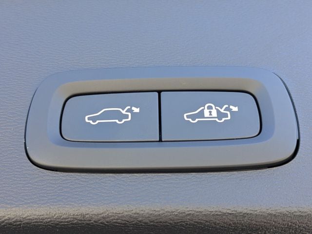 2025 Volvo XC40 Core - Photo 18