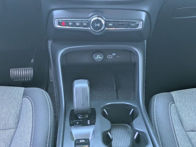 2025 Volvo XC40 Core - Photo 25