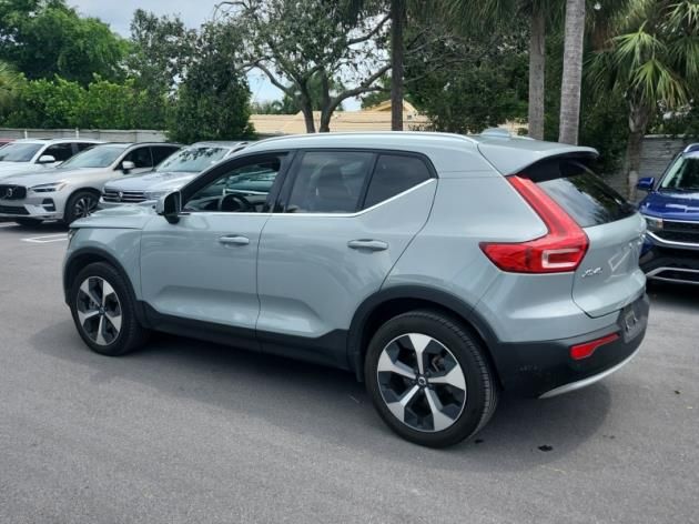 2024 Volvo XC40 Core photo 2