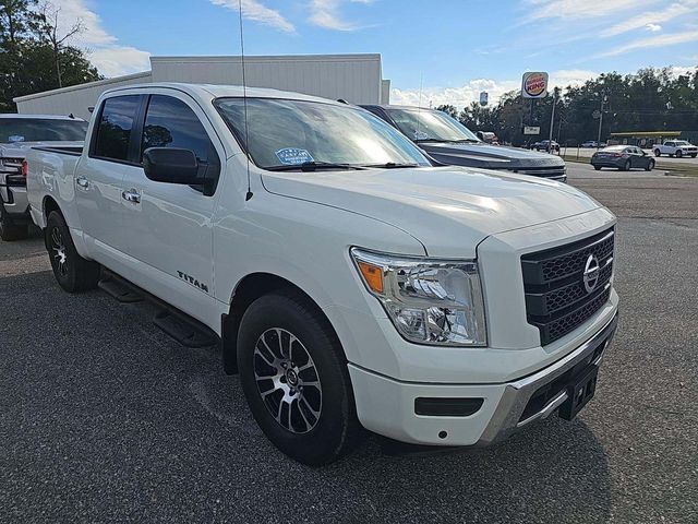 2021 Nissan Titan SV's photo