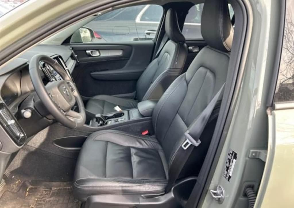 Used 2023 Volvo XC40 B5 Core SUV