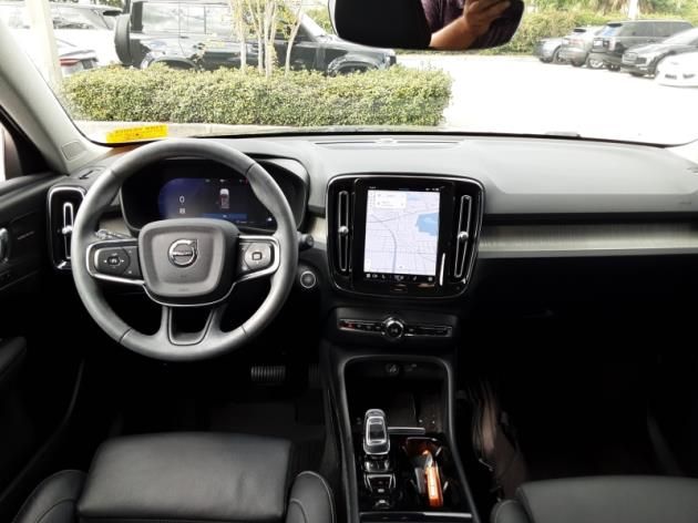 2024 Volvo XC40 Plus photo 3