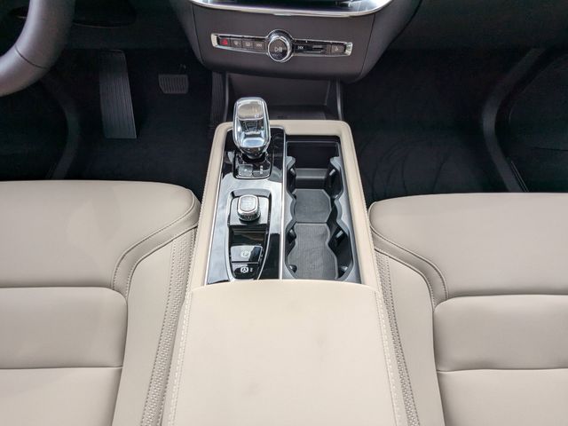 2025 Volvo XC90 Core - Photo 19