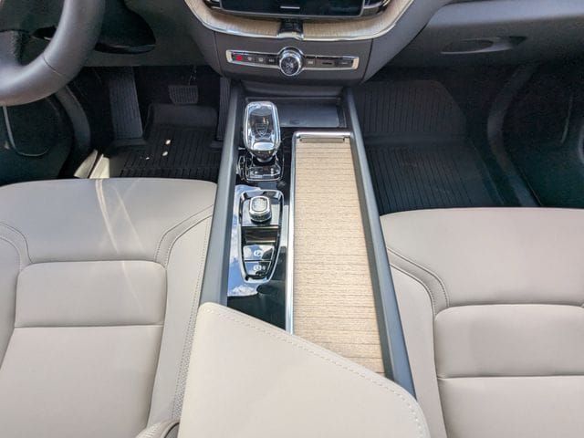 2026 Volvo XC60 Plus - Photo 19