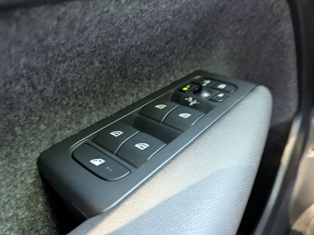 2025 Volvo XC40 Core - Photo 32