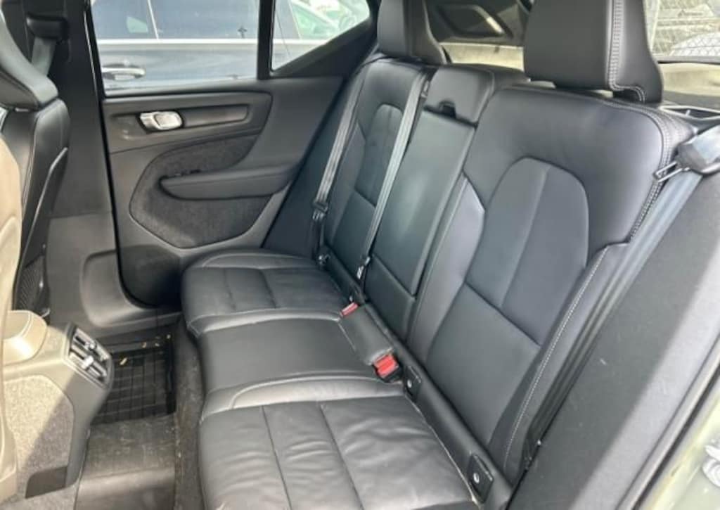 Used 2023 Volvo XC40 B5 Core SUV