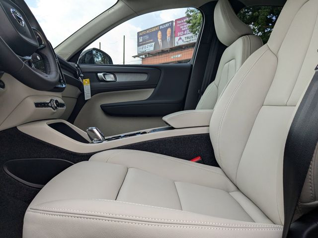 2025 Volvo XC40 Plus - Photo 25