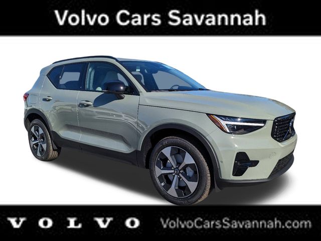 2025 Volvo XC40 B5 Plus Dark Theme