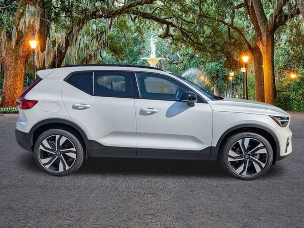 New 2026 Volvo XC40 B5 Ultra SUV