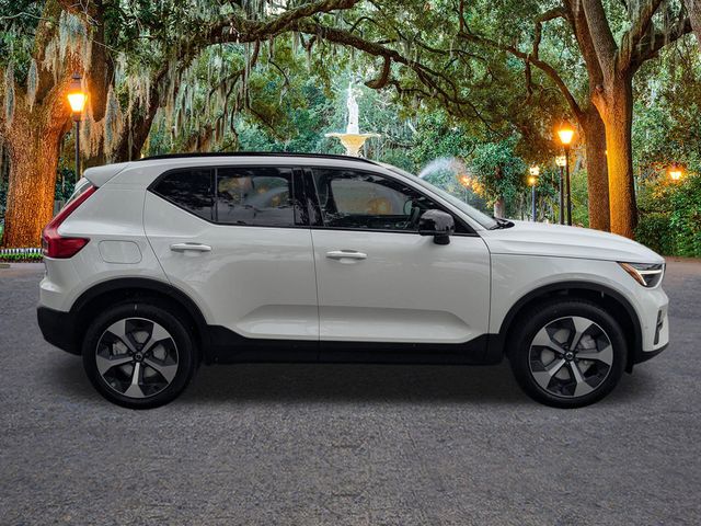 2026 Volvo XC40 Plus photo 3
