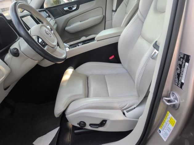 2023 Volvo XC60 B5 Ultimate photo 3