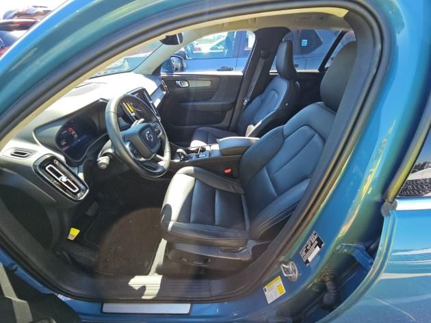 2025 Volvo XC40 Core photo 2