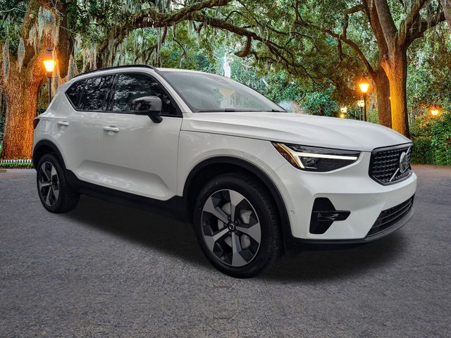 2026 Volvo XC40 Plus photo 2