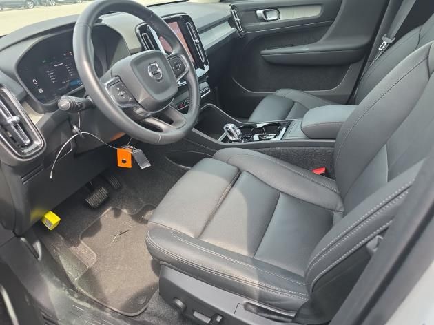 2025 Volvo XC40 Plus photo 4